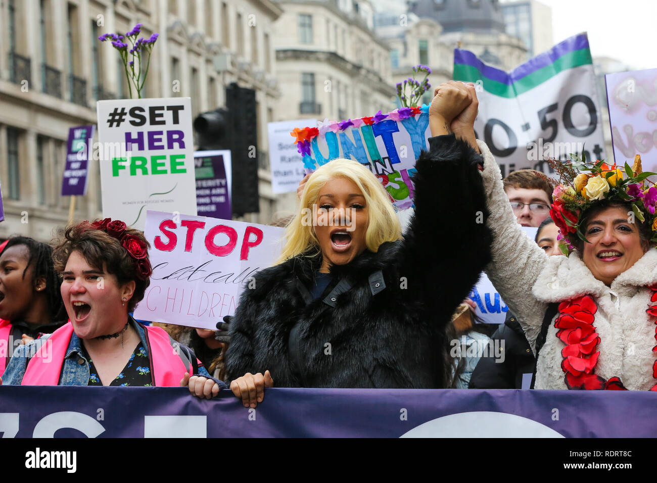 London, UK, 19. Jan 2019 - Munroe Bergdorf (C) eine transgender Modell, LGBT-Aktivist und LGBT, einem ehemaligen Labour Party Mitglied im Beirat. Hunderte von zeigt an "Frauen fordern Brot & Rosen "Protest von Frauen März von Marching in London organisiert und eine Kundgebung auf dem Trafalgar Square. Die Demonstration erinnert die 1912 Brot & Rosen für Proteste, die die Rechte der Arbeitnehmer für Frauen revolutioniert. Mit der bevorstehenden Brexit, die Demonstranten wollen Sparkurs zu beenden und fordern konkrete Zusagen der britischen Regierung. Credit: Dinendra Haria/Alamy leben Nachrichten Stockfoto