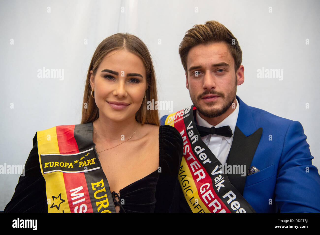19. Januar 2019, Nordrhein-Westfalen, Köln: Anahita Rehbein (l), Miss Germany 2018, und Sasha Sasse, Mister Deutschland 2019, setzte sich auf die Jury in einem Einkaufszentrum in der Wahl der 'Miss Nordrhein-Westfalen' und 'Mister Nordrhein-Westfalen". Die Wahl ist eine Vorentscheidung für die offizielle Wahl der Miss Deutschland 2019" und "mister Deutschland 2020". Foto: Christophe Kirschtorte/dpa Quelle: dpa Picture alliance/Alamy Leben Nachrichten Quelle: dpa Picture alliance/Alamy leben Nachrichten Stockfoto