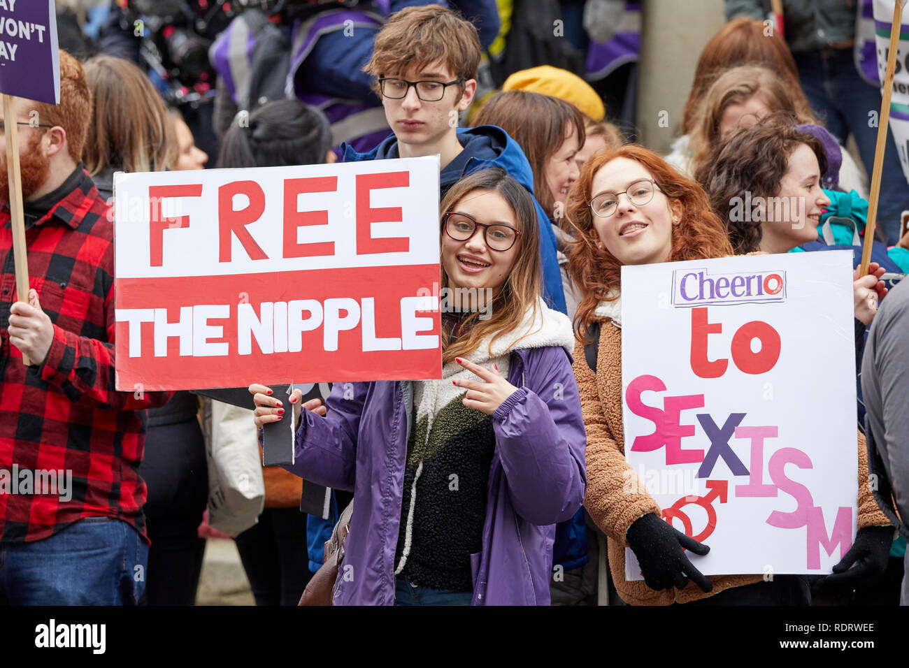 London, Großbritannien. - Jan 19, 2019: Plakate von Demonstranten während der Brot und Rosen Frauen März durch London angezeigt. Stockfoto