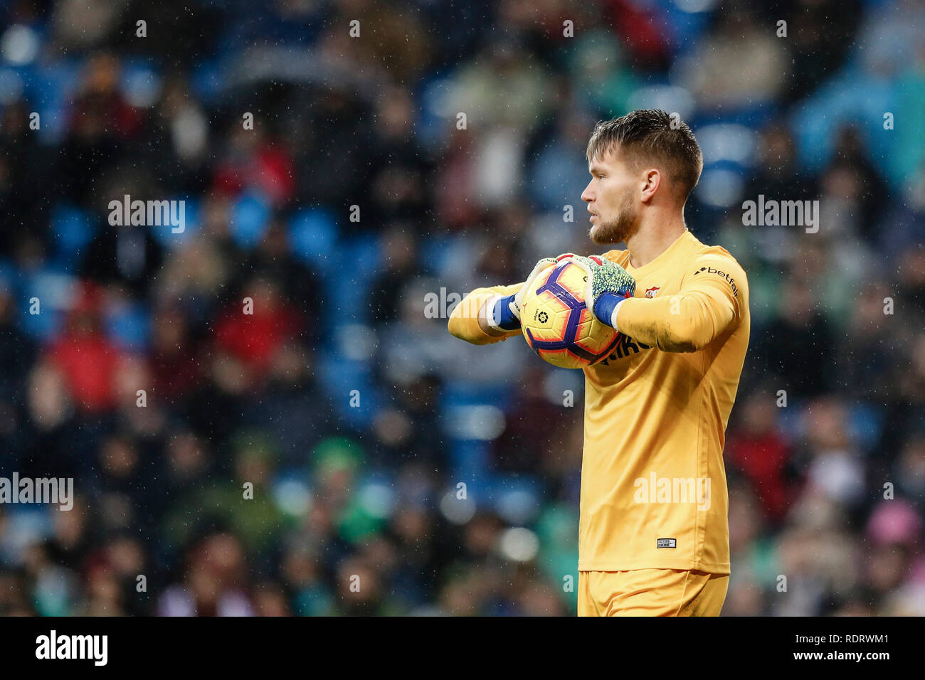 Santiago Bernabeu, Madrid, Spanien. Jan, 2019 19. Liga Fußball, Real Madrid vs Sevilla; Tomas Vaclik (FC Sevilla) stellt seine Handschuhe Credit: Aktion plus Sport/Alamy leben Nachrichten Stockfoto