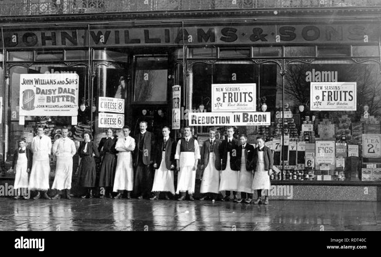 EDWARDIAN LEBENSMITTELGESCHÄFT stolzen Besitzer und Mitarbeiter von John Williams & Söhne Lebensmittelgeschäft am 50-52 Burton Road, West Disbury, in der Nähe von Manchester, ca. 1912 Stockfoto