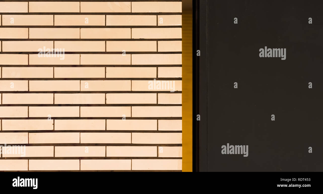 Einen weiß gefliesten Wand mit orangen Streifen und grauen Bereich Stockfoto