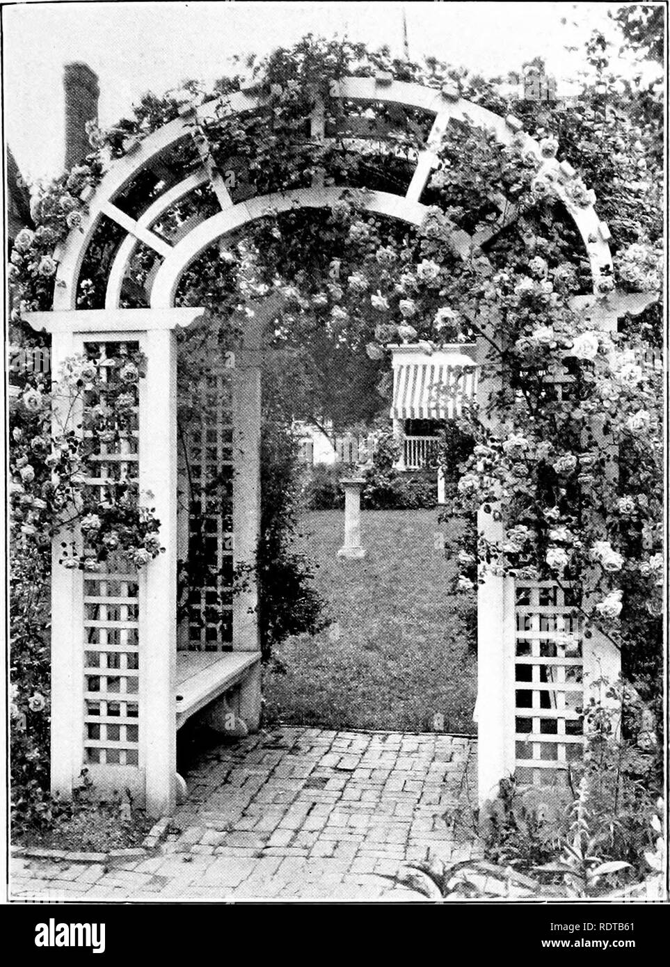 . Ein kleiner Garten, der das ganze Jahr über, wobei viel Freude gefunden wurde, der dabei gewonnenen Erfahrungen und Gewinn, geistliche als auch weltliche, ohne Verlust von Prestige in einer praktischen Umgebung abgeleitet. Gartenbau, Blumen. Foto von Nathau R. Gräber Co GIBT ES SCHÖNHEIT IN DER GUT PLATZIERTE GARTEN ARCH. Bitte beachten Sie, dass diese Bilder sind von der gescannten Seite Bilder, die digital für die Lesbarkeit verbessert haben mögen - Färbung und Aussehen dieser Abbildungen können nicht perfekt dem Original ähneln. extrahiert. Teall, Gardner Callahan, 1878 -. New York, E. S. Dutton &Amp; Company Stockfoto