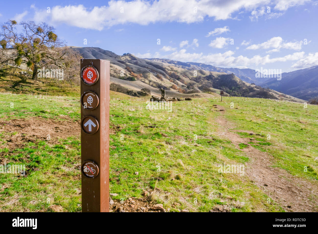 Trail anmelden Sunol regionale Wildnis, San Francisco Bay Area, Kalifornien Stockfoto