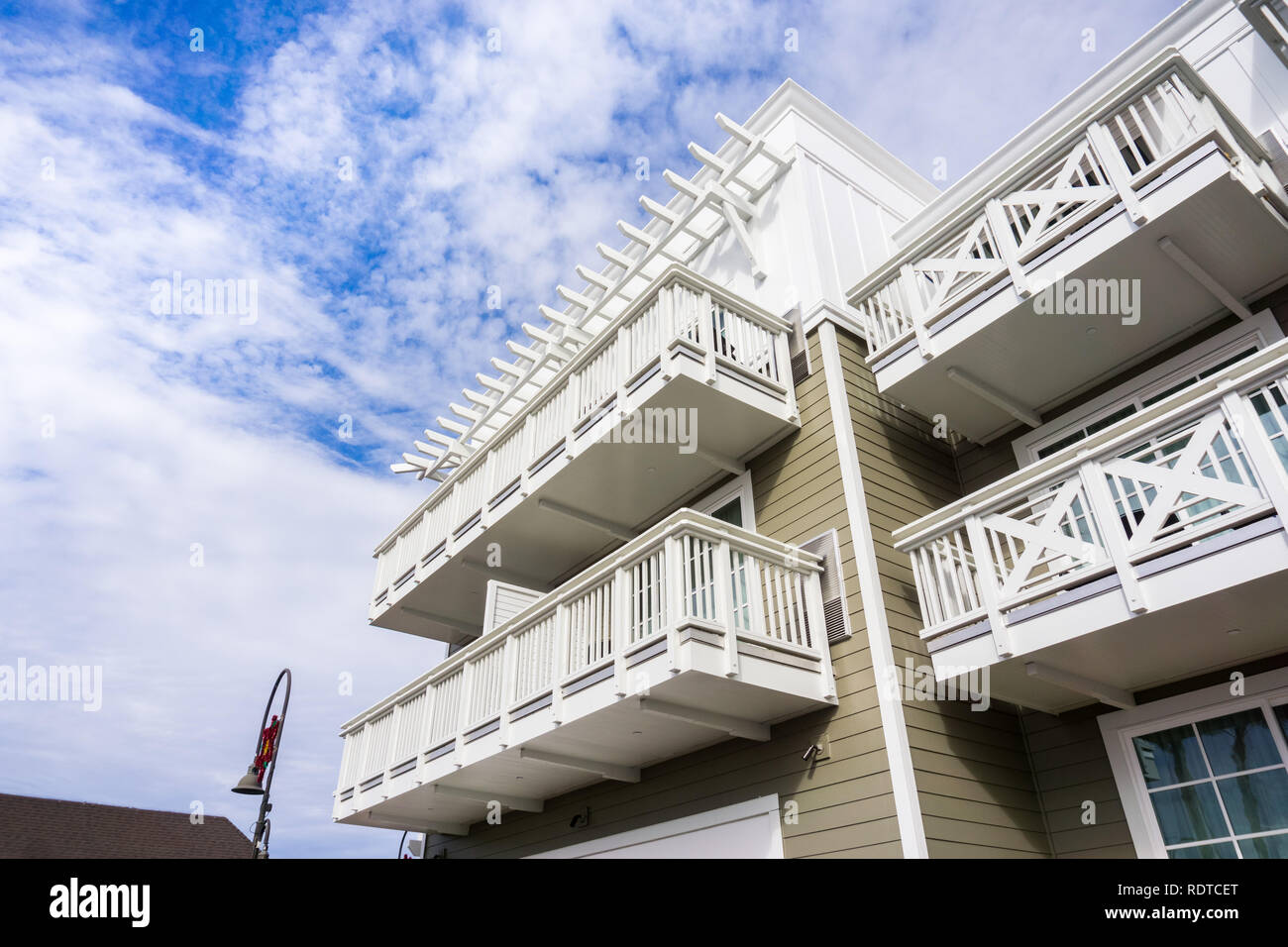Gebäude aus Holz schmerzte, in hellen Farben in Pismo Beach, Kalifornien Stockfoto