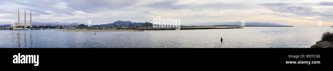 Panoramablick von Morro Bay Harbor und Morro Bay State Park Küste bei Sonnenuntergang; Morro Bay, Kalifornien Stockfoto