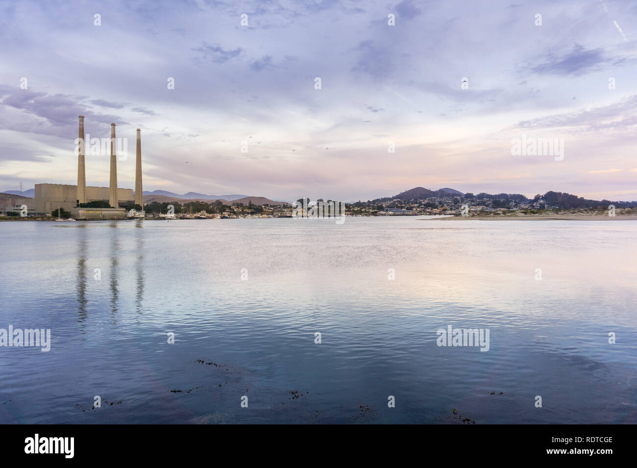 Panoramablick von Morro Bay Harbor bei Sonnenuntergang, Kalifornien Stockfoto