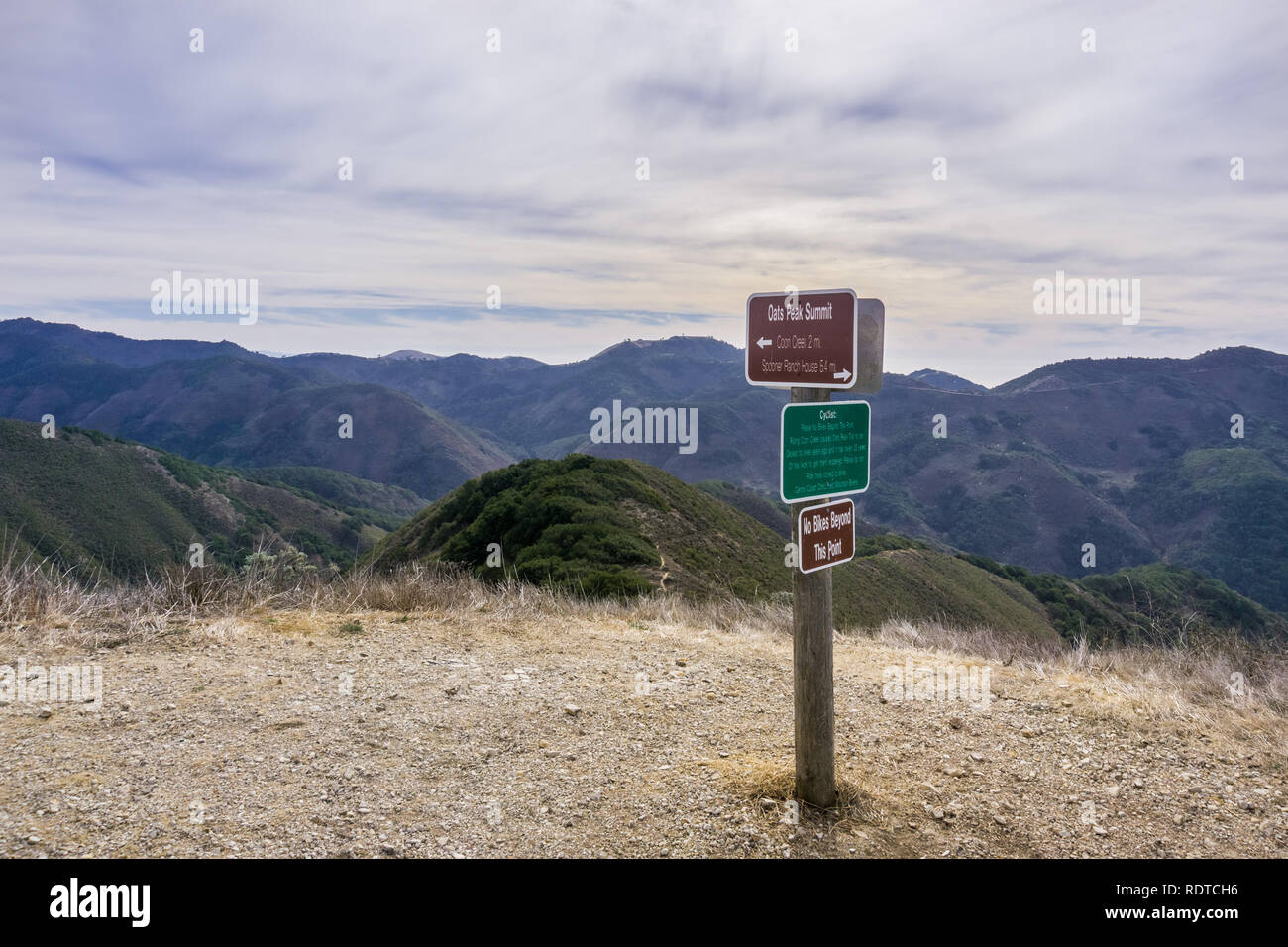 Schilder zeigen Distanzen und Richtungen und andere Hinweise in Montana de Oro State Park auf Hafer Peak, eine der höchsten im Park, Los Stockfoto