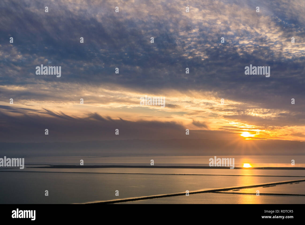 Sun platzen durch die Wolken über der Bucht von San Francisco als vom Kojoten, Regional Park, Fremont, Kalifornien gesehen Stockfoto