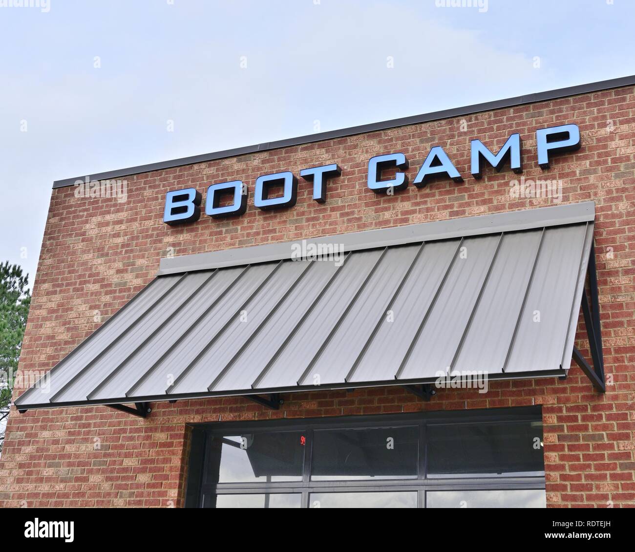 Boot Camp Zeichen über ein Fitnesscenter oder Fitnessraum oder Health Club in Montgomery Alabama, USA. Stockfoto