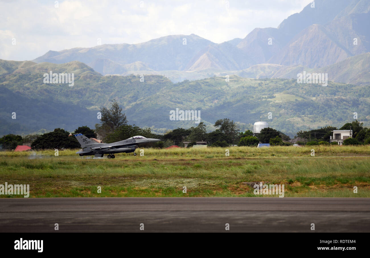 Ein US Air Force F-16 Fighting Falcon bereitgestellt von kunsan Air Base, Korea, landet zum Start der bilateralen Kontingente Exchange-Philippines (BACE-P) im Cesar Basa Air Base, Philippinen, 18.01.2019. Dies ist der siebte Iteration von BACE-P von US Pacific Command gegründet und von der Zentrale pazifische Luftwaffen ausgeführt. Dieser Austausch fördern die Interoperabilität, bauen auf dem Fundament einer starken US-- Philippinen Alliance", und das US-Engagement in der indopazifischen Region bekräftigen. (U.S. Air Force Foto: Staff Sgt. Anthony Klein) Stockfoto
