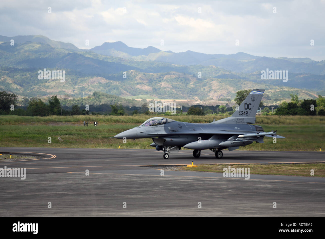 Ein US Air Force F-16 Fighting Falcon bereitgestellt von kunsan Air Base, Korea, Taxis auf der Flightline zum Start der bilateralen Kontingente Exchange-Philippines (BACE-P) im Cesar Basa Air Base, Philippinen, 18.01.2019. Dies ist der siebte Iteration von BACE-P von US Pacific Command gegründet und von der Zentrale pazifische Luftwaffen ausgeführt. Die F-16s in dieser Iteration wird die Luft-/Luft- und Luft-/Boden- interfly Training mit der philippinischen Luftwaffe FA-50 s. (U.S. Air Force Foto: Staff Sgt. Anthony Klein) Stockfoto