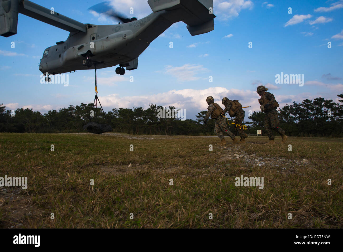 Landing Support Spezialisten eines MV-22 B Osprey während Hubschrauber Support Team Training im Camp Hansen, Okinawa, Japan, Jan. 14, 2019 Rückzug. Landing Support Unternehmen, 3. Transport Support Bataillons, Bekämpfung der Logistik Regiment 3, 3 Marine Logistics Group unterstützt Marine Medium Tiltrotor Squadron 265, Marine Flugzeuge Gruppe 36, 1 Marine Flugzeugflügel während der externen Heben die Ausbildung, die wertvolle Flight Training Stunden für Piloten sowie Ausbildungsmaßnahmen für LS-Co.Marines. (U.S. Marine Corps Foto von Cpl. André T. Peterson jr.) Stockfoto