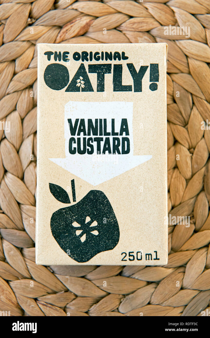 Karton mit Oatly Vegan Vanilla Custard auf natürlichem Hintergrund. Nur für redaktionelle Zwecke Stockfoto