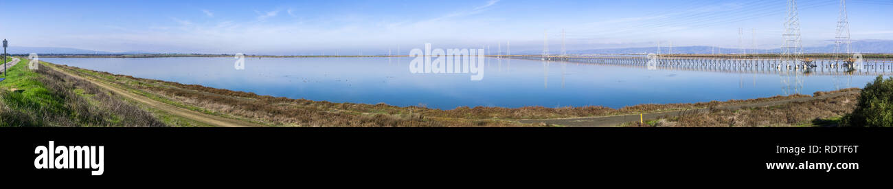 Panoramablick auf die South San Francisco Bay Shoreline, Shoreline Park und See, Mountain View, Kalifornien Stockfoto