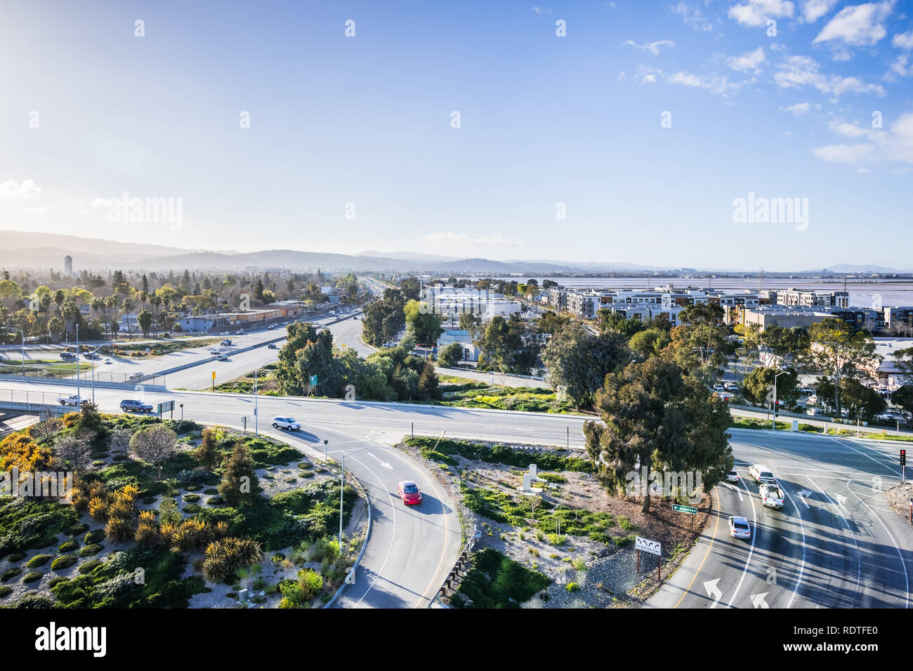 Autos fahren auf der Autobahn auf der Küstenlinie von San Francisco Bay, Redwood City, Kalifornien Stockfoto