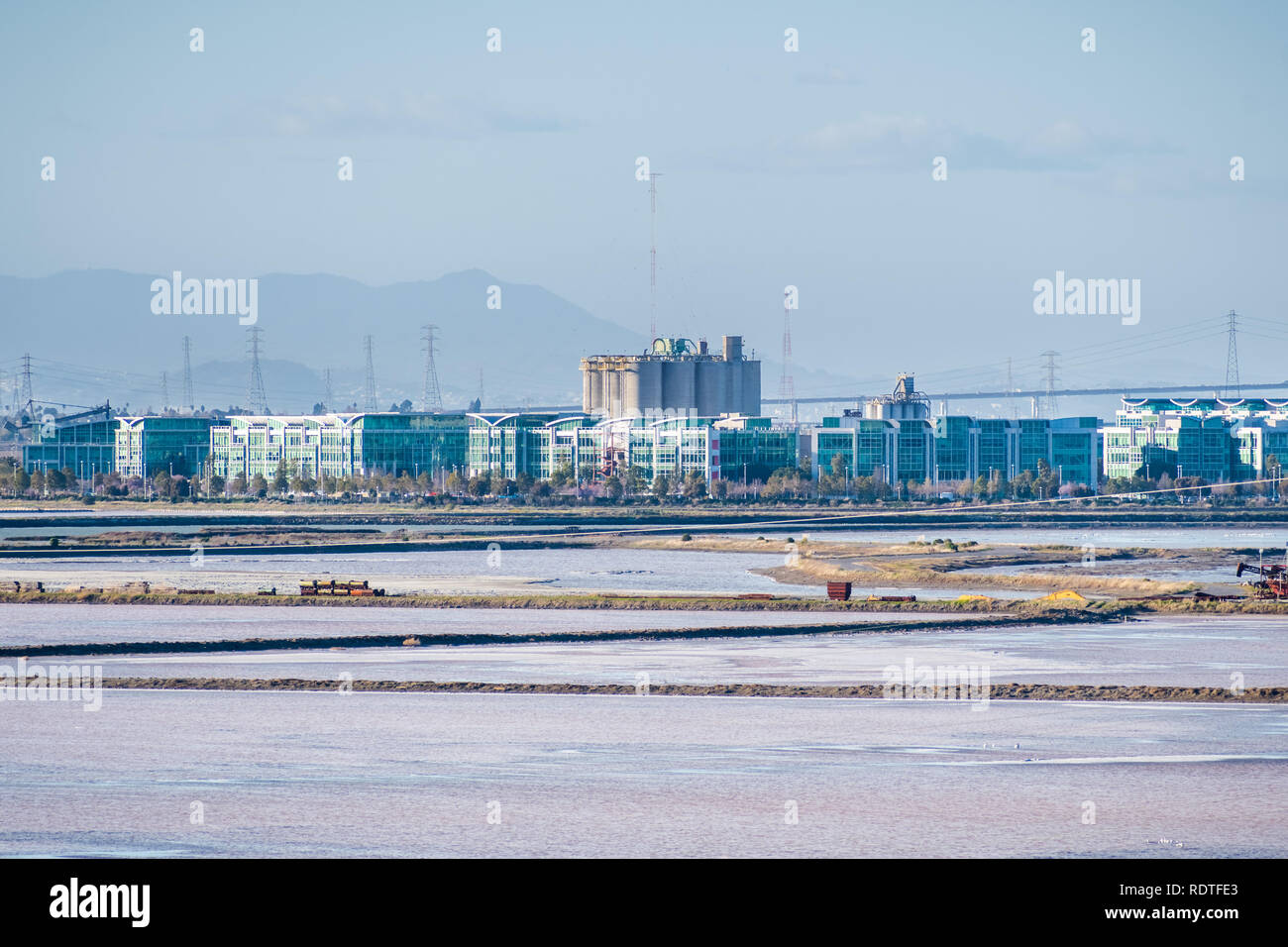 Bürogebäude auf der Küstenlinie von San Francisco Bay, Salz Verdunstungsteichen im Vordergrund, Redwood City, Kalifornien Stockfoto