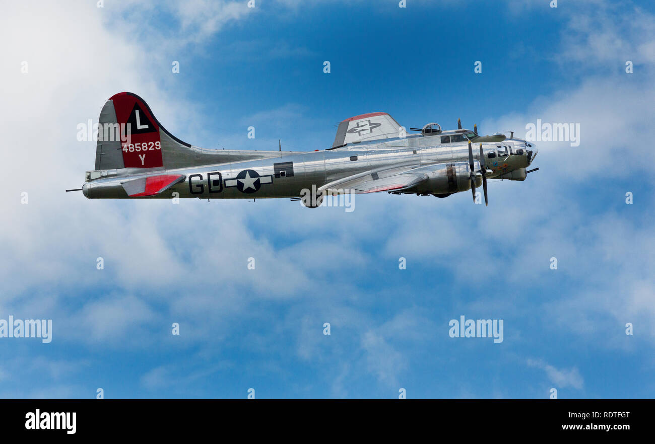 Boeing B-17 Flying Fortress das Army Air Corp bomberof Weltkrieg fliegen in einem Air Show Stockfoto