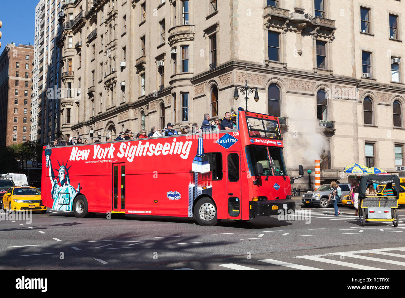HOP-on-hop-off-Bus Touren in New York in den USA. Red touristische Decke-Bus an der Ecke Lexington andCentral Park West in der Nähe des Central Park Stockfoto