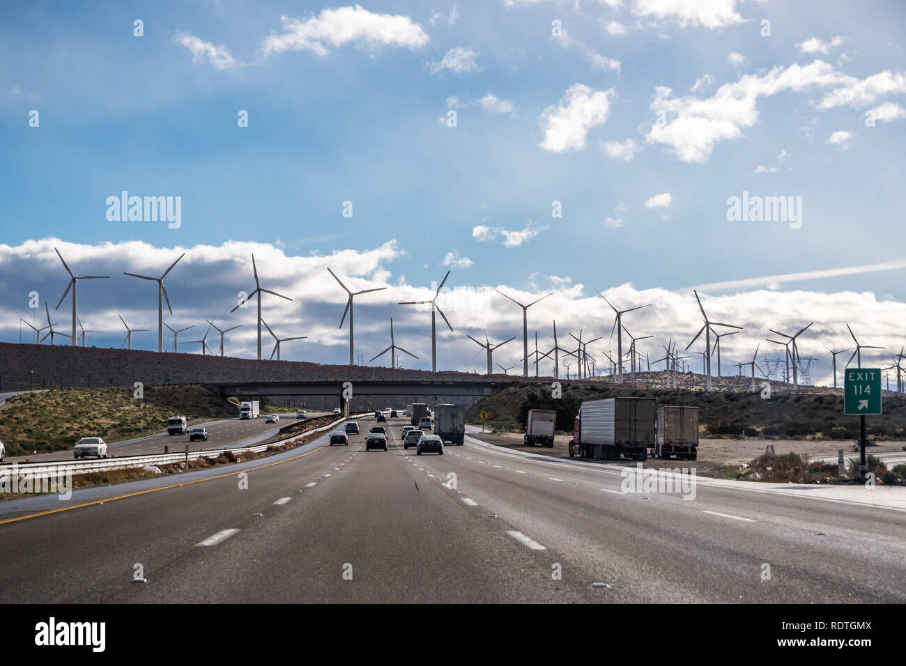 Fahren auf der Autobahn in Richtung Palm Springs; Windkraftanlagen am Eingang Coachella Valley installiert; Los Angeles County; Riverside County; Sou Stockfoto