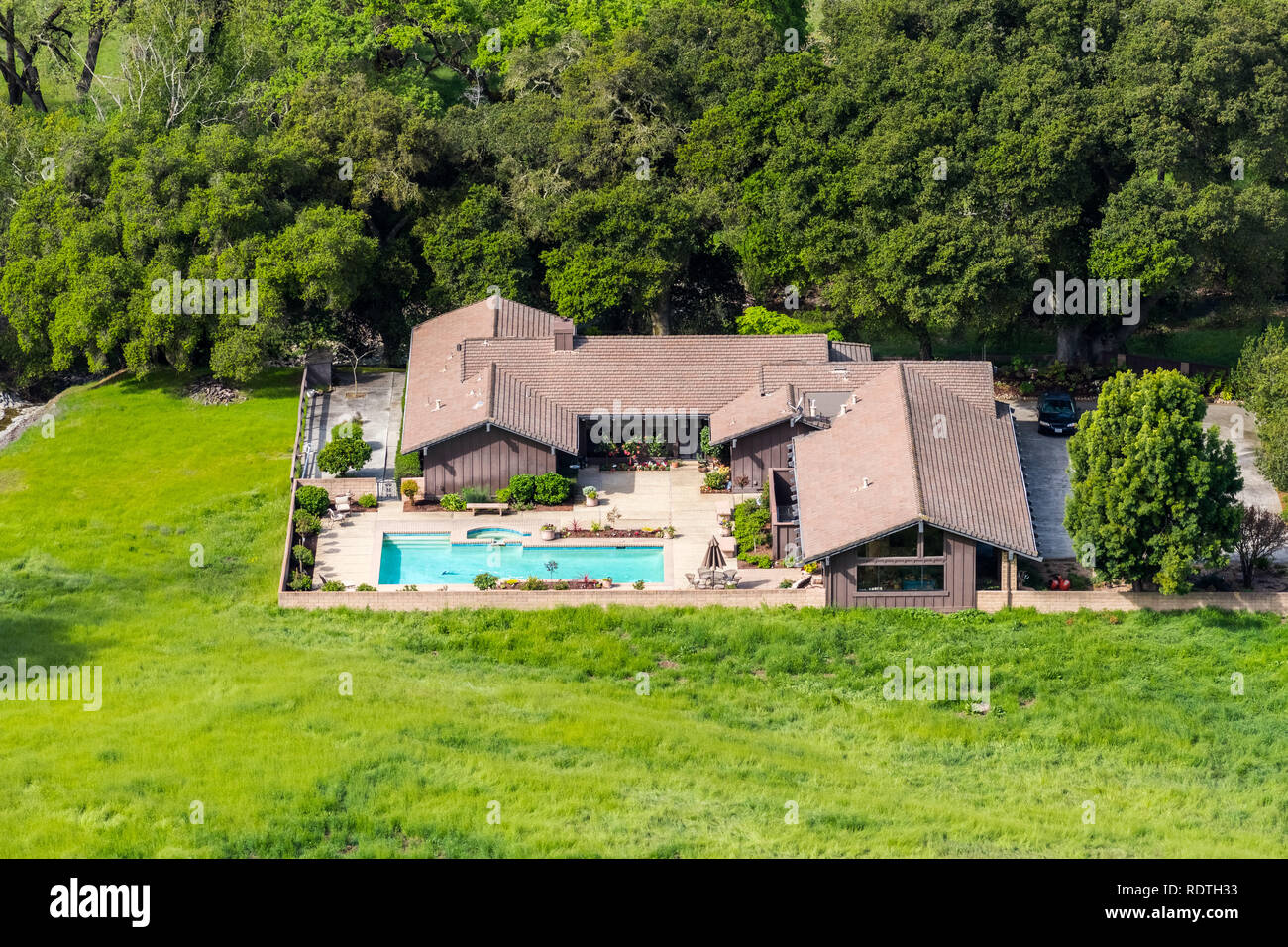 Luftaufnahme von großen Haus mit Pool umgeben von Bäumen und grünen Wiesen umgeben, San Jose, Santa Clara County, South San Francisco Bay Area, Kalifornien Stockfoto