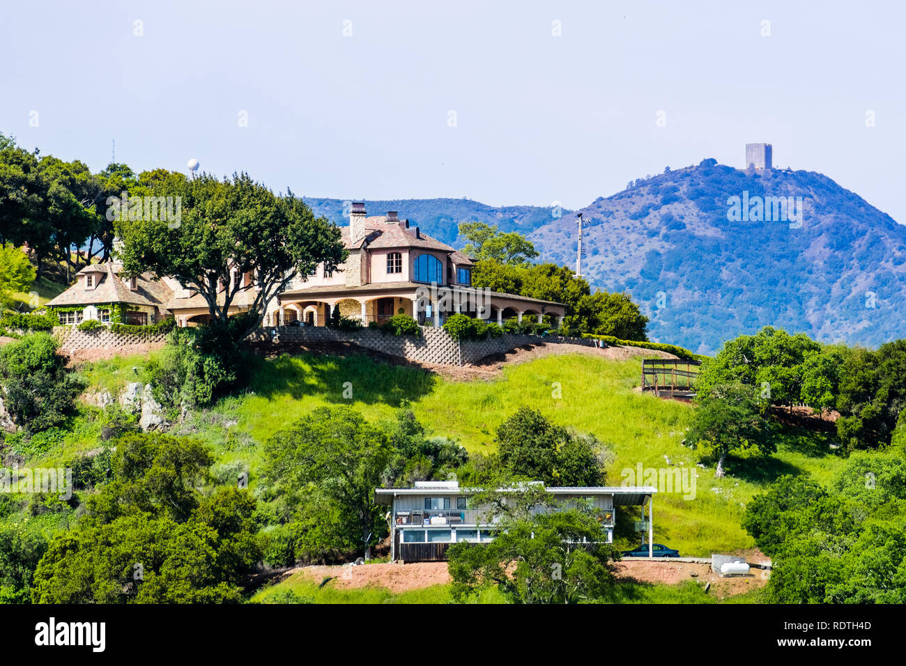 Großes Haus in den Hügeln von South San Francisco Bay Area, Mount Umunhum im Hintergrund; San Jose, Santa Clara County, Kalifornien Stockfoto