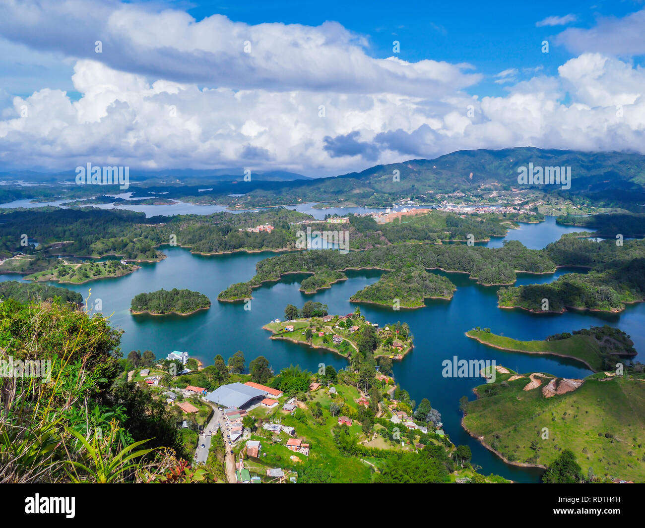 Tolle Aussicht auf den See Guatape von Piedra El Penol, Kolumbien Stockfoto