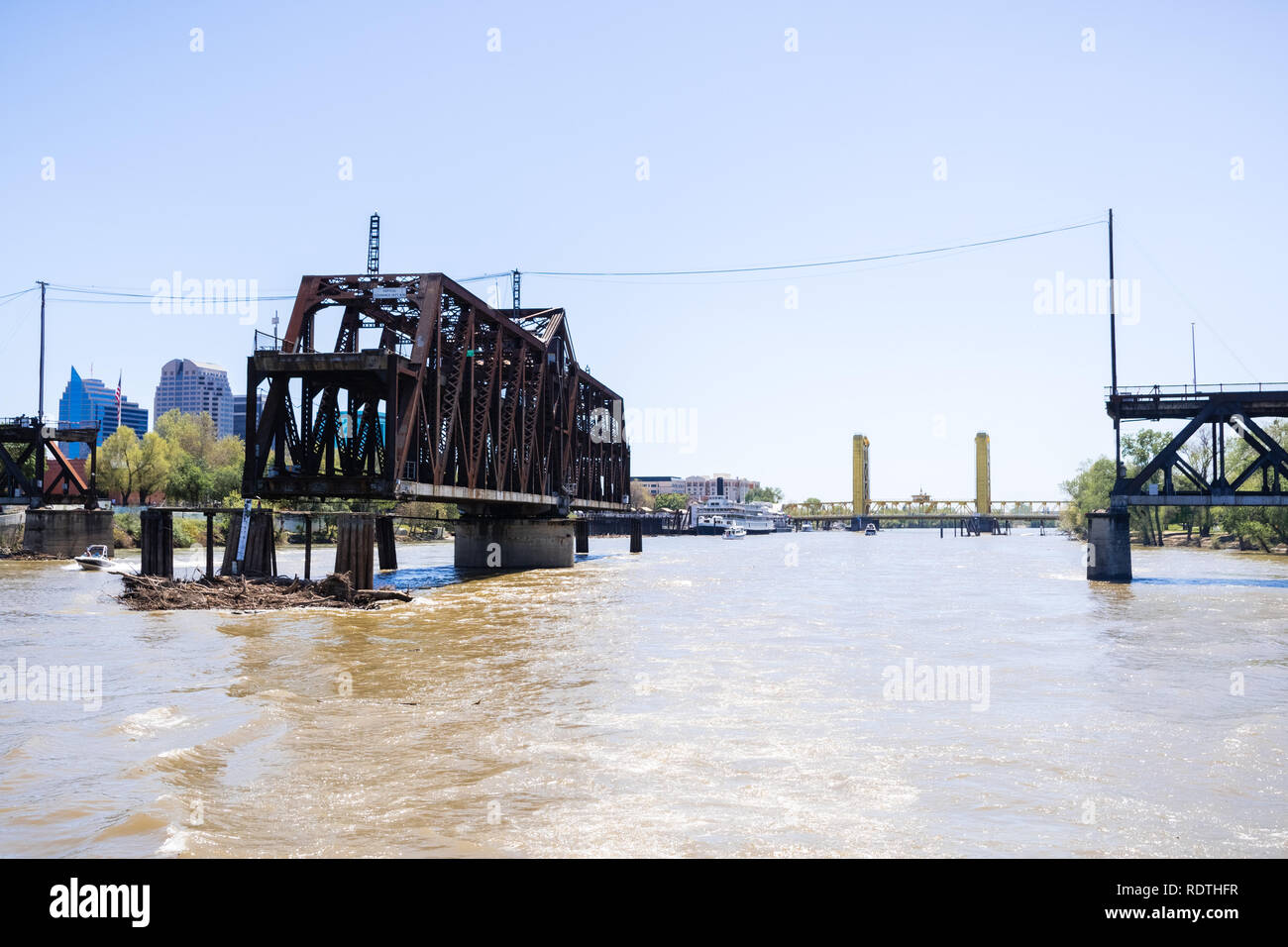 Die I Street Bridge ist ein historisches Metall truss Swing Bridge auf ICH Straße in Sacramento, die Tower Bridge und die Skyline der Stadt in die backgroun Stockfoto
