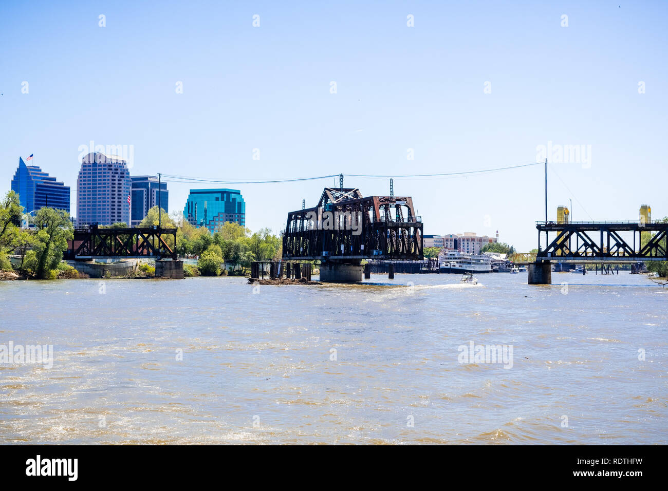 Die I Street Bridge ist ein historisches Metall truss Swing Bridge auf ICH Straße in Sacramento entfernt; der Stadt Downtown Skyline im Hintergrund, Californi Stockfoto