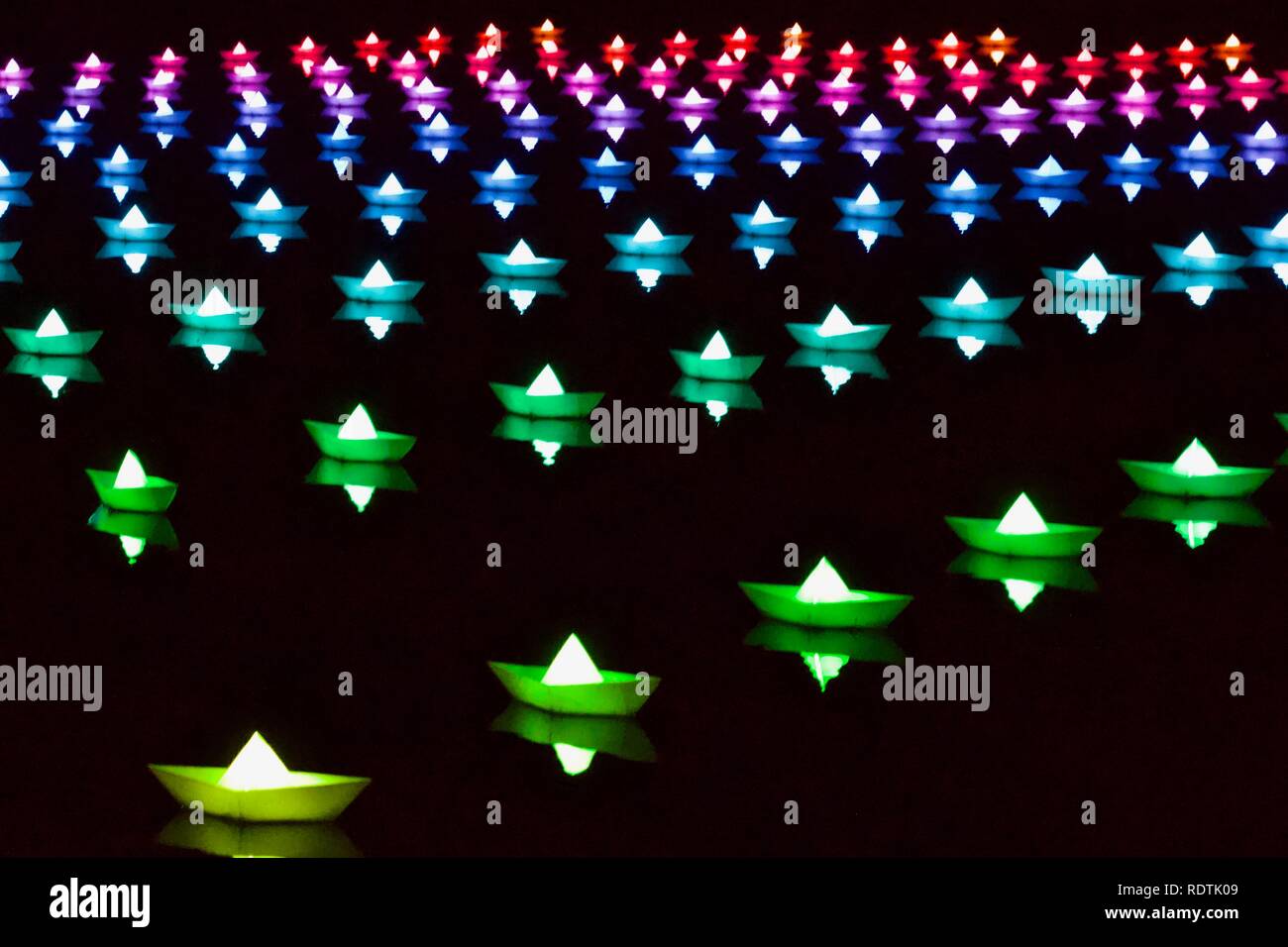 Beleuchtete origami Boote in verschiedenen Farben zu Weihnachten bei Kew 2018 Stockfoto