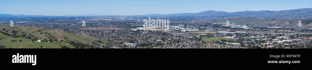 Weitläufige Panorama der Geschäfts- und Wohnviertel von South San Jose; Downtown San Jose im Hintergrund; Santa Clara County, San Francisco Bay Stockfoto