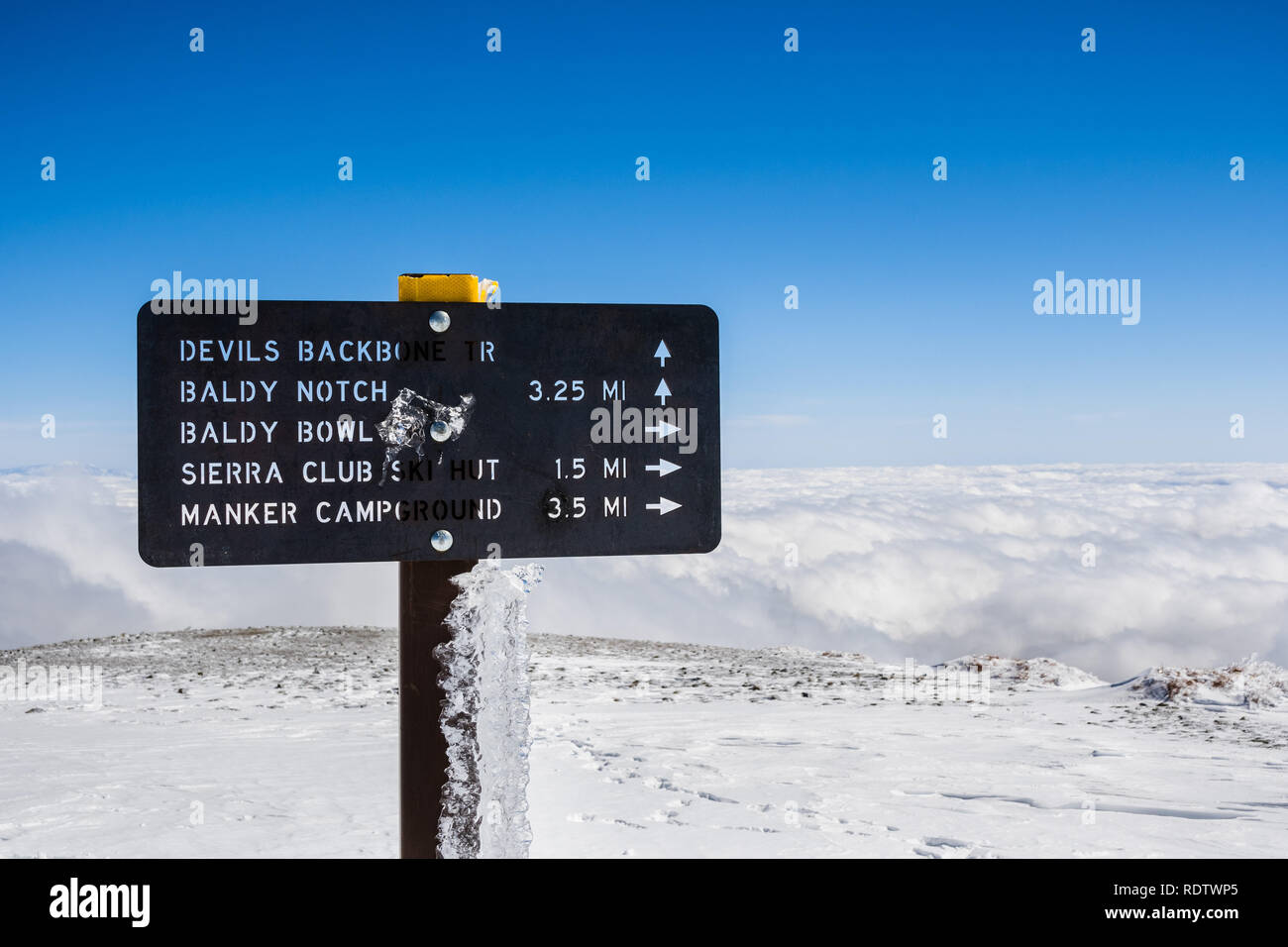 Wegweiser und Anweisungen auf dem Gipfel des Mount San Antonio (Mt Baldy), Los Angeles County, Kalifornien Stockfoto