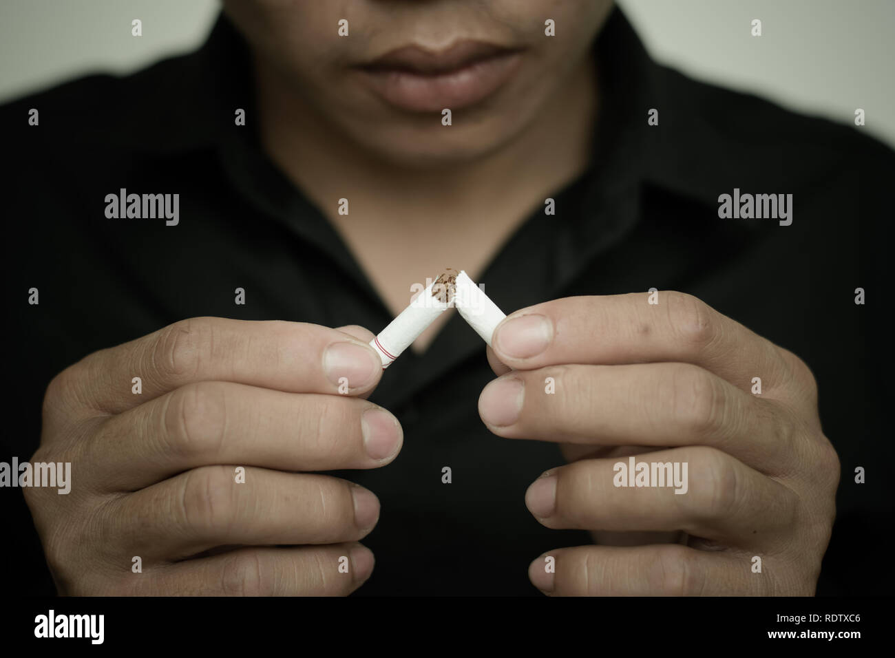Nahaufnahme des Menschen brechen die Zigarette mit Händen Stockfoto