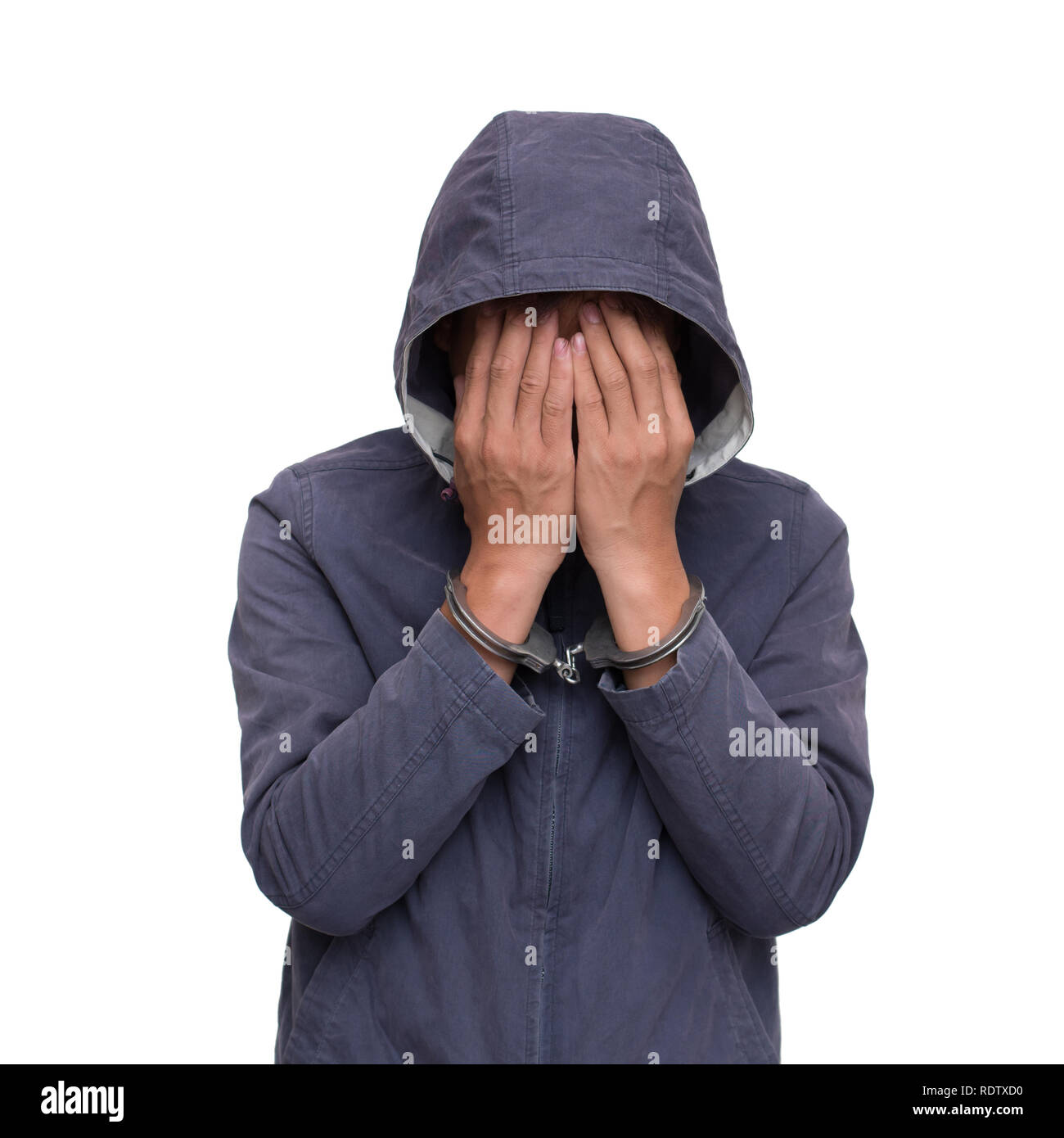 Erwachsener Mann festgenommen. Hände mit Handschellen in der Front. Mit Freistellungspfad Stockfoto