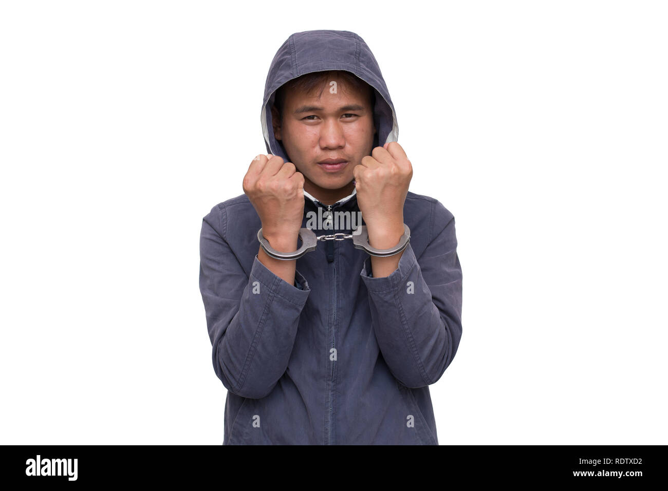 Erwachsener Mann festgenommen. Hände mit Handschellen in der Front. Mit Freistellungspfad Stockfoto