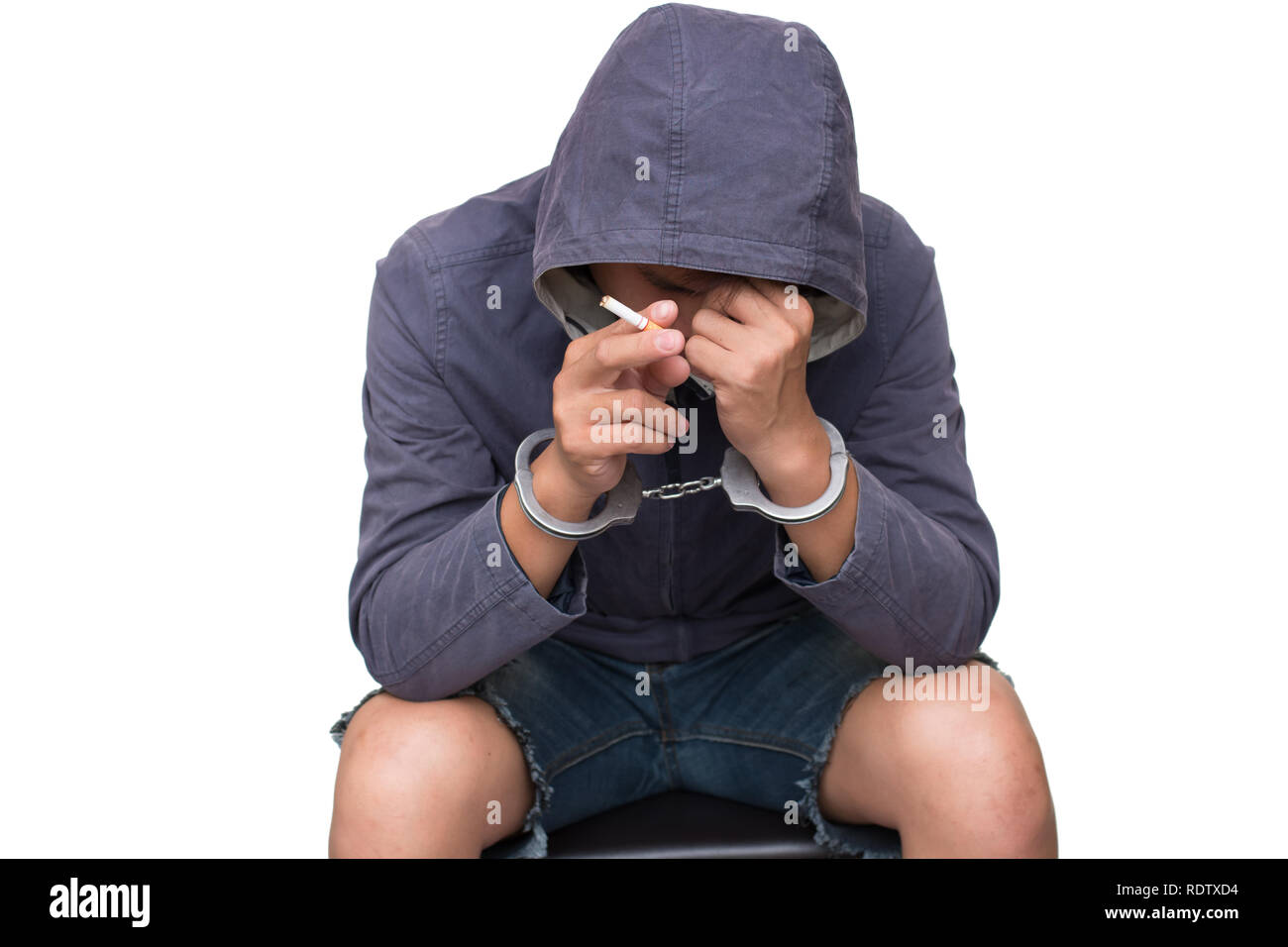 Erwachsener Mann festgenommen. Hände mit Handschellen in der Front. Mit Freistellungspfad Stockfoto
