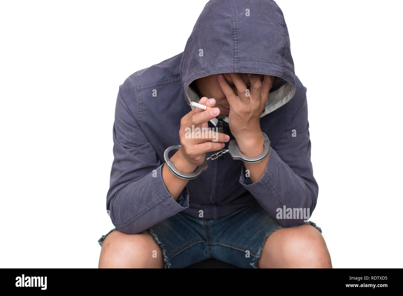 Erwachsener Mann festgenommen. Hände mit Handschellen in der Front. Mit Freistellungspfad Stockfoto