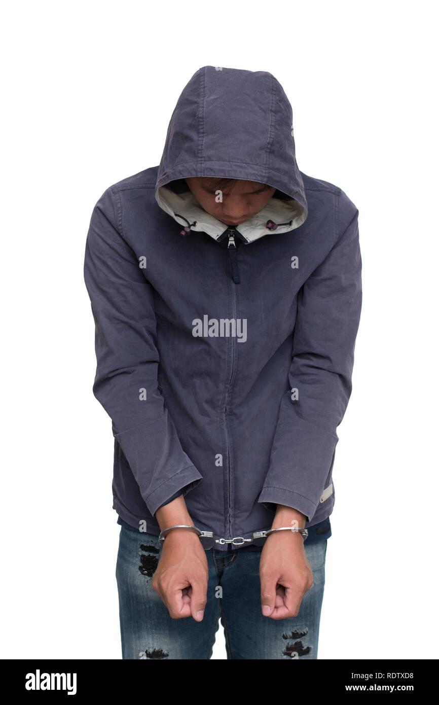 Erwachsener Mann festgenommen. Hände mit Handschellen in der Front. Mit Freistellungspfad Stockfoto