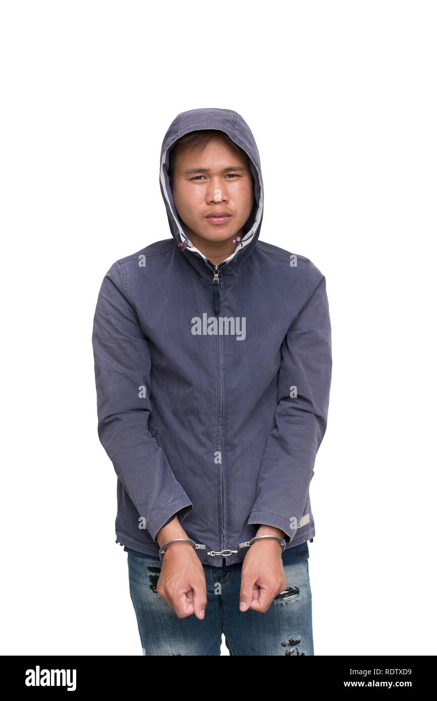 Erwachsener Mann festgenommen. Hände mit Handschellen in der Front. Mit Freistellungspfad Stockfoto