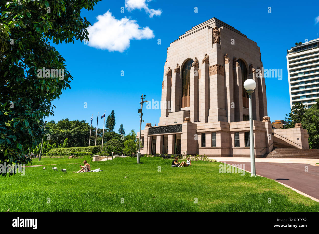 23. Dezember 2018, Sydney Australien: Leute geniessen heissen Sommertag am Hyde Park Gras mit Anzac Memorial im Hintergrund Stockfoto