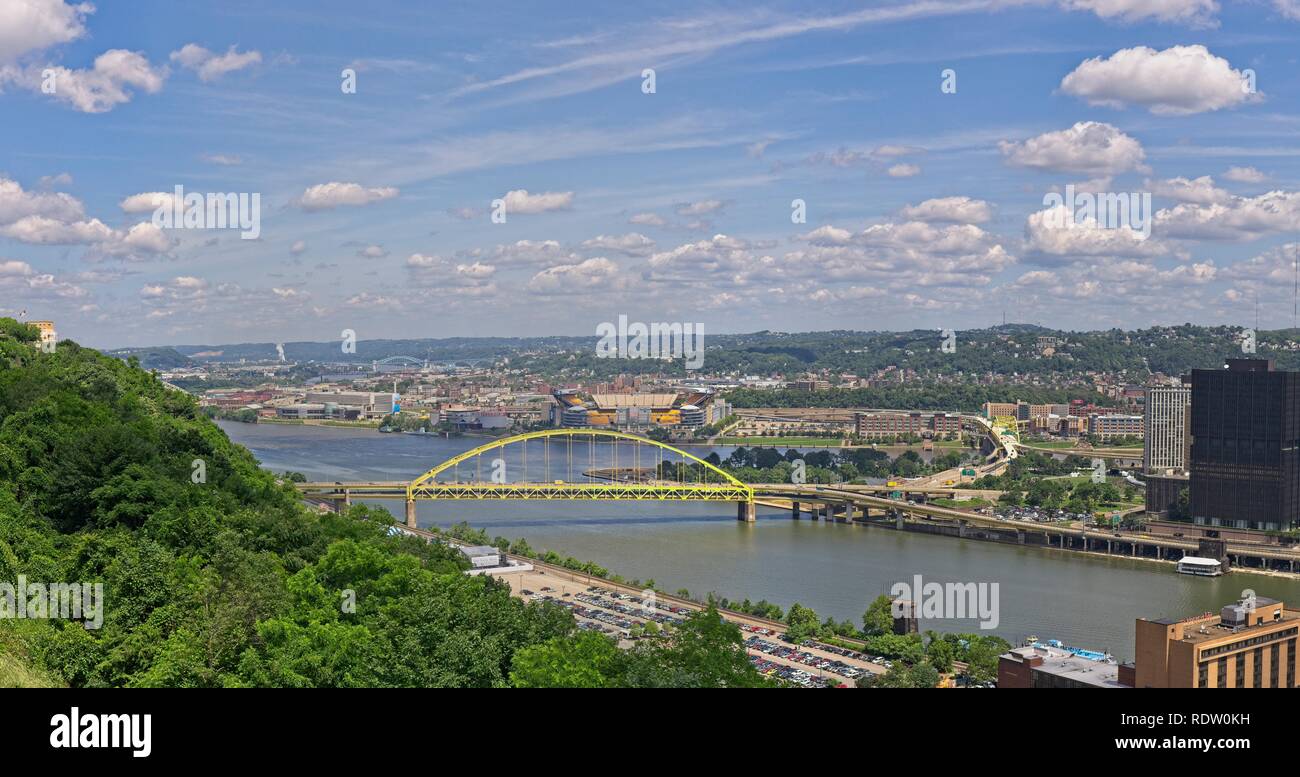 Pittsburgh Pennsylvania USA Juni 08, 2010 Blick auf den Ohio River unter dem Fort Pitt Bridge mit dem Allegheny River fließt auf der anderen Seite. Stockfoto