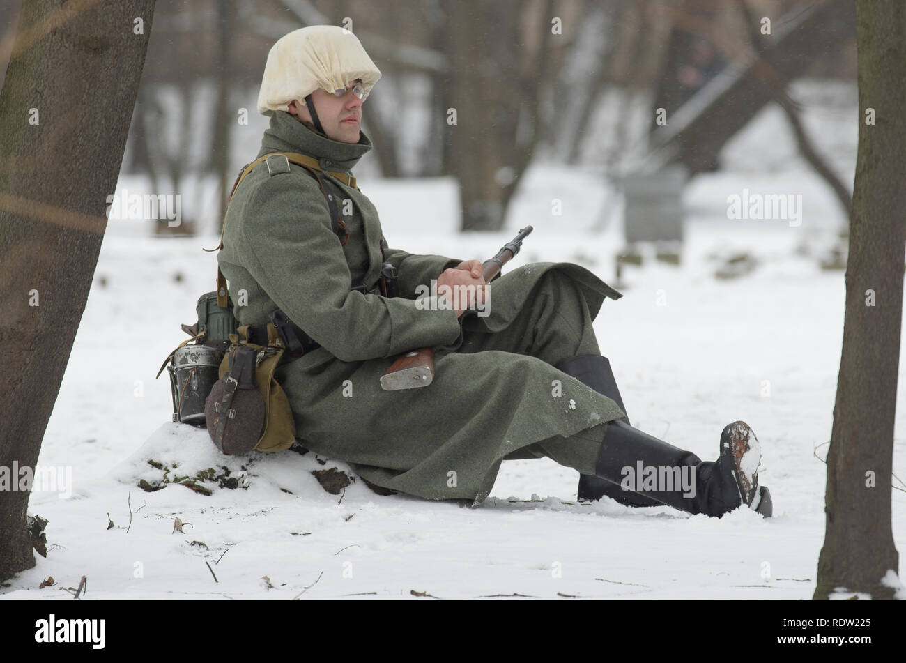 Sankt Petersburg, Russland - 23. Februar 2017: Frozen deutscher Soldat der Wehrmacht im Einsatz. Historische reenactment des Zweiten Weltkriegs. Stockfoto