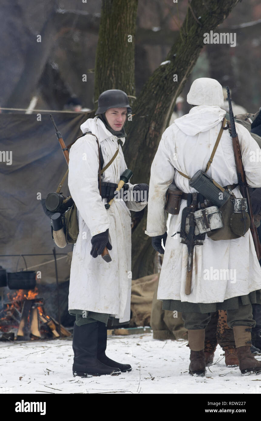 Sankt Petersburg, Russland - 23. Februar 2017: Deutsche Wehrmacht Soldaten im Winter Camouflage. Historische reenactment des Zweiten Weltkriegs. Stockfoto