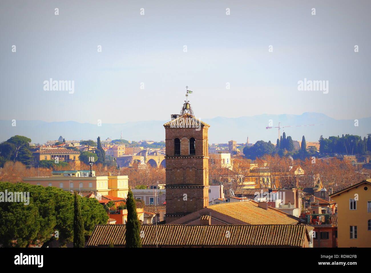 Stadtbild von Rom, Italien, eine Ansicht mit Turm der Kirche St. Maria in Trastevere. Stockfoto