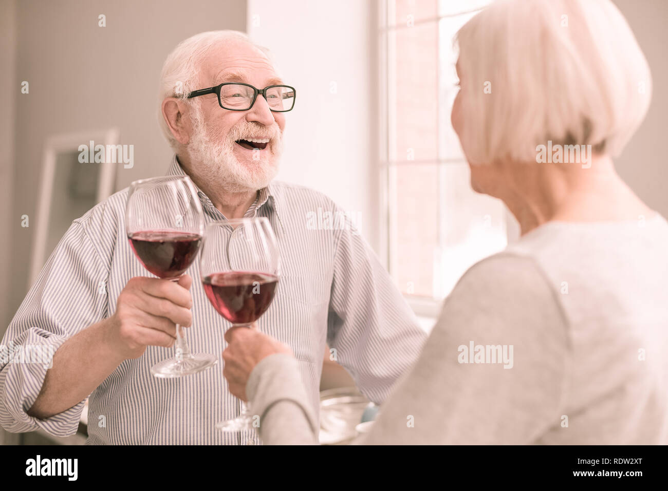 Positiv erfreut, bärtiger Mann, romantische Geschichte Stockfoto