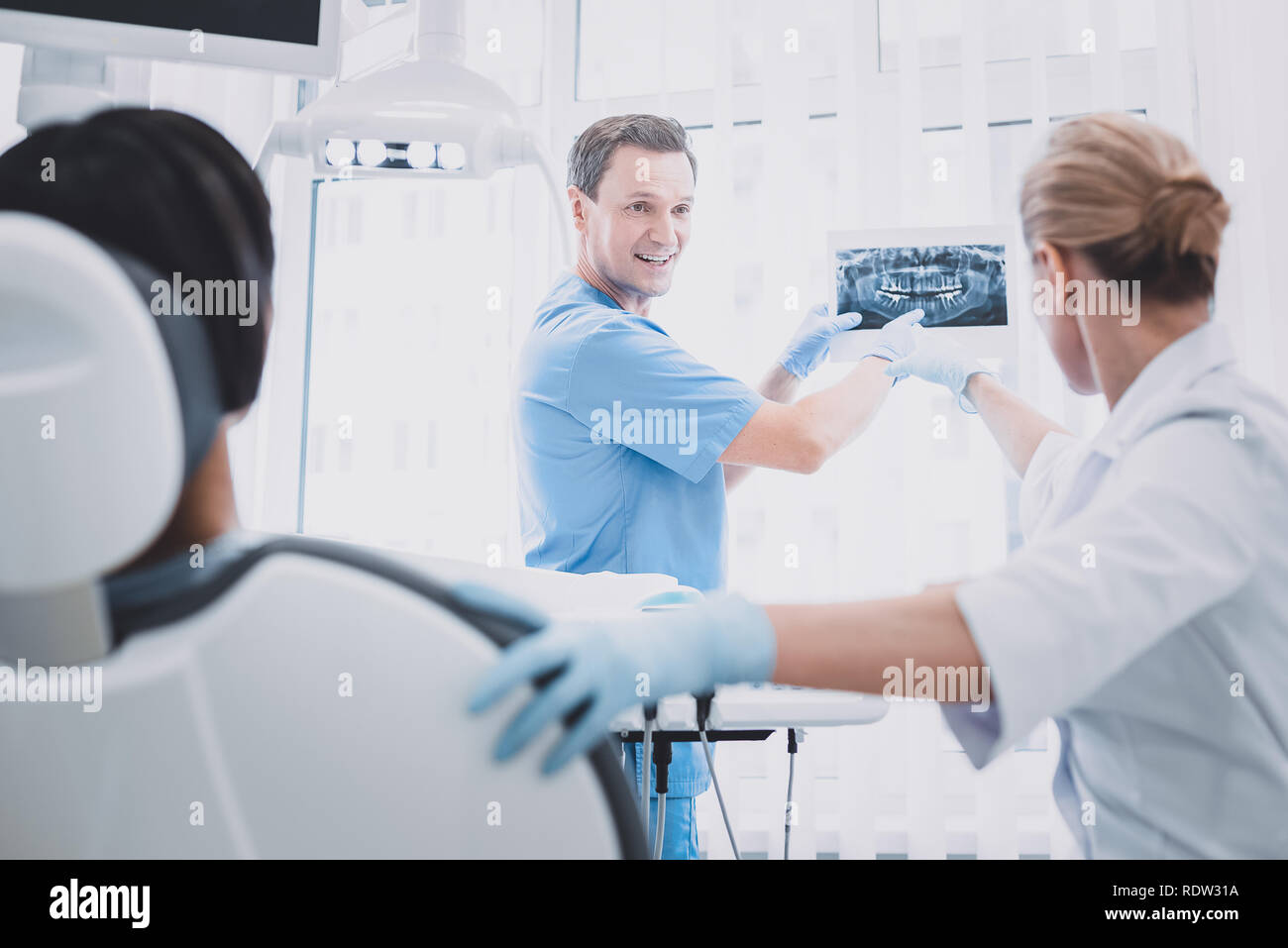 Freundliche männliche Person zeigt x-ray Bild zu Kollegen Stockfoto