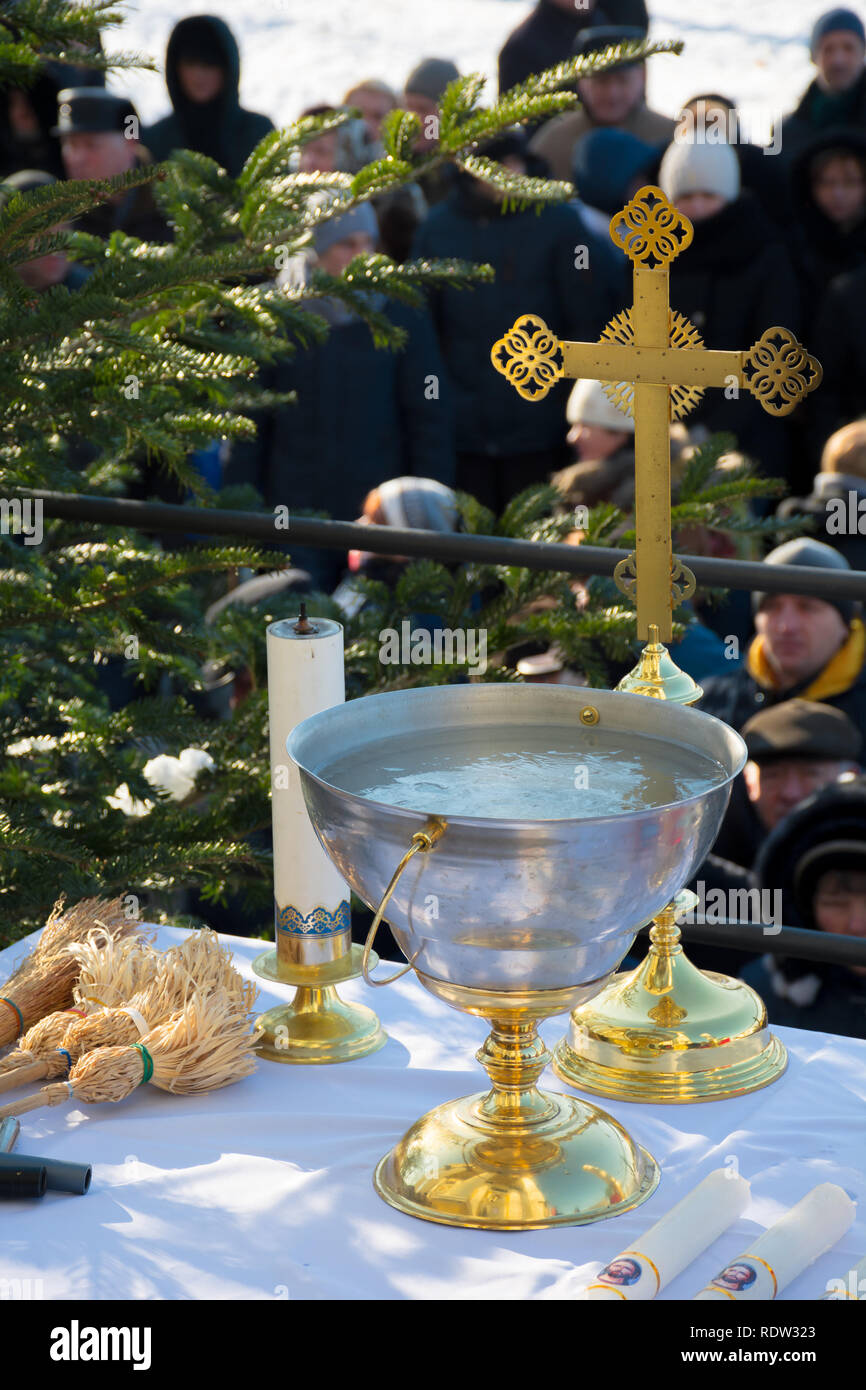 Uschhorod, Ukraine - 19 Jan, 2019: griechisch-katholischen Epiphanie Zeremonie. Kreuz und die Schale mit Wasser vor der Masse Stockfoto