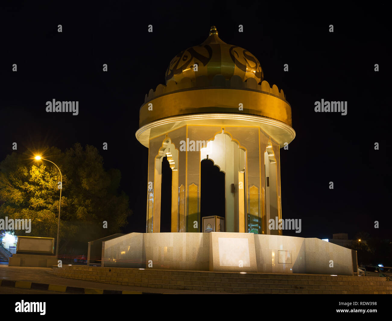 Symbol von Nizwa, die Hauptstadt der Islamischen Kultur in der Nacht Stockfoto