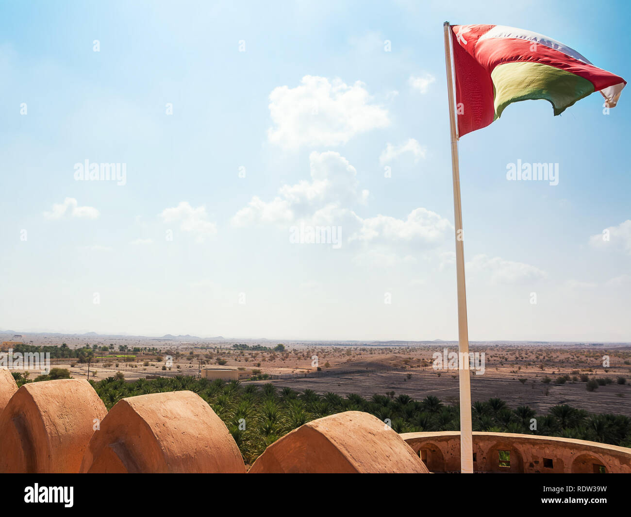 Detail von Jabrin fort und wehende Flagge und Wüste im Hintergrund Stockfoto