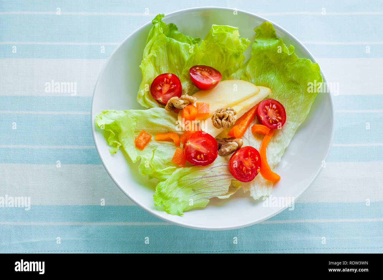 Eine gesunde, frische und grünem Salat in Weiß Schüssel - Ansicht von oben Stockfoto